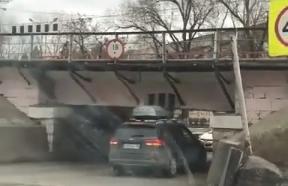 Яшкин мост напал на кроссовер: видео